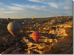 7 omringd door ballonnen